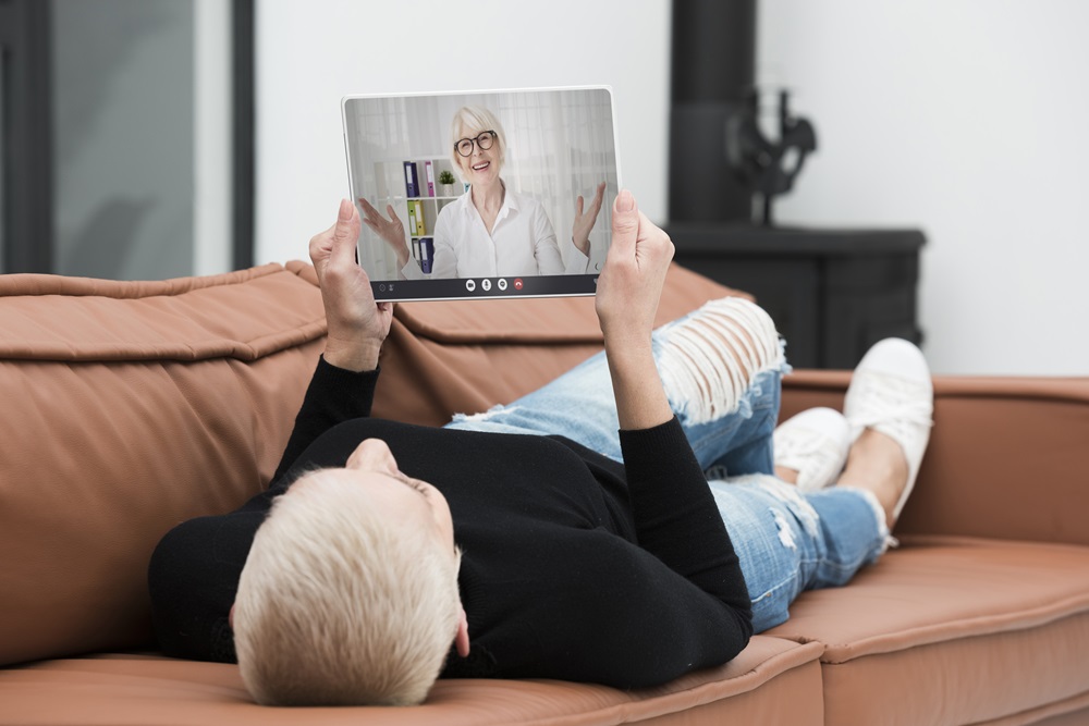 Lady is talking online with speech pathologists