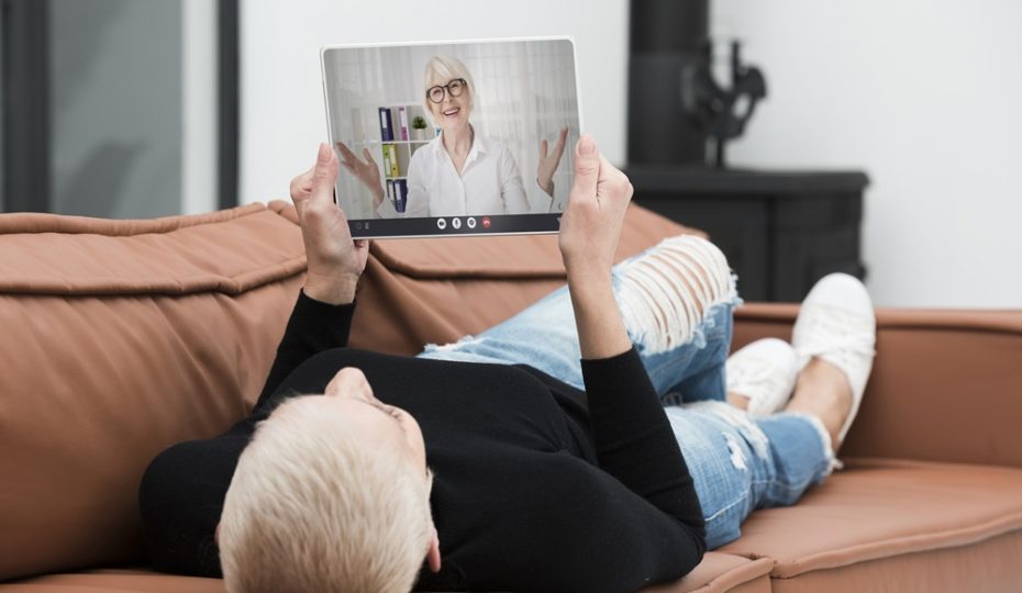 Lady is talking online with speech pathologists