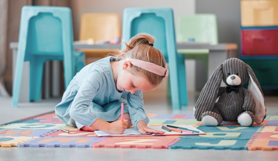 notebook,,teddy,bear,and,young,child,writing,in,psychology,office